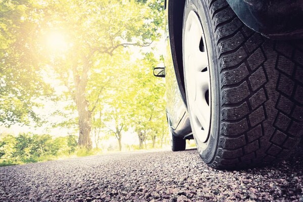 Může se jezdit na zimních pneumatikách v létě?