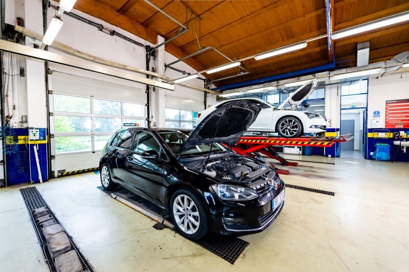 Proč a jak se provádí kontrola napětí autobaterie?